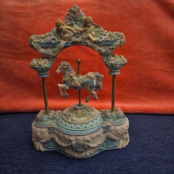 Classic Treasures Horse Carousel Moves Up And Down Love Makes The World Go Round - Picture 6 of 8